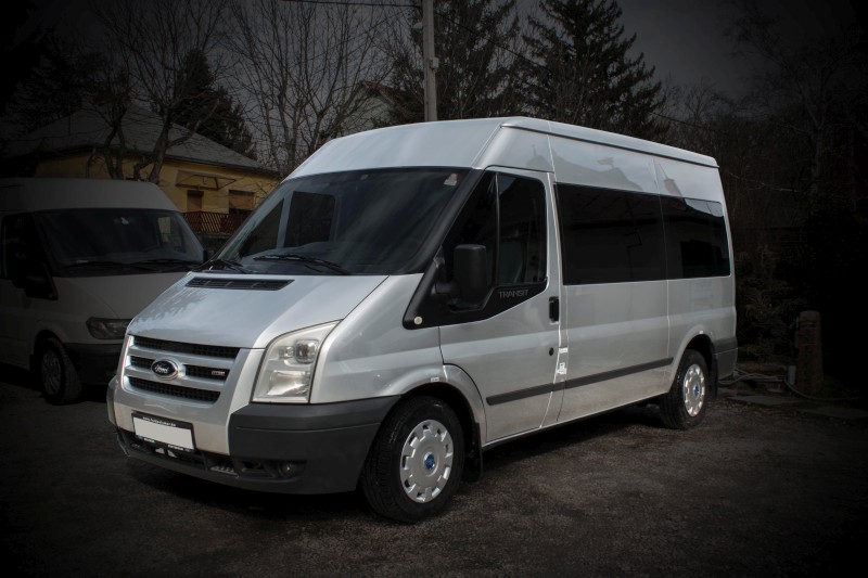Ford Transit Prémium Plus 6 személyes mikrobusz házimozi rendszerrel